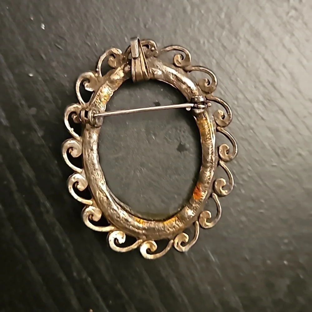 Vintage Bronze Ornate Cameo Brooch or necklace with mini pe…